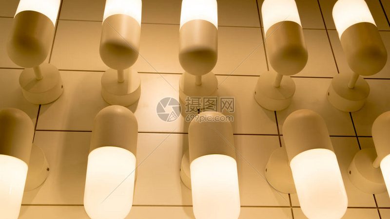 太阳能路灯与市电路灯：关键差异与选型考量